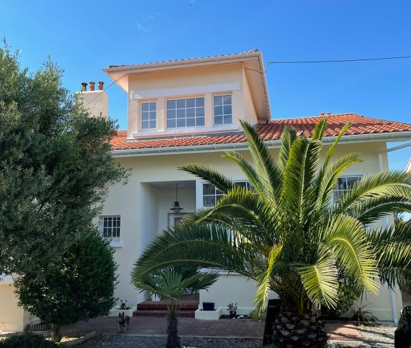 Après la rénovation de cette villa d'Arcachon par les façadiers ISO&FACE|Bannière Avant / Après de cette villa d'Arcachon|Avant la rénovation de façade de cette villa d'Arcachon|Avant / Après de la rénovation de cette maison avec des traces noires|Miniature projet biodiversité reforestation|Avant Après de la reprise de maçonnerie de cette villa d'Arcachon|Ravalement de façade de cette maison à Pessac|Après la rénovation de cette villa d'Arcachon par les façadiers ISO&FACE|Avant / Après d'une réalisation ISO&FACE d'un ravalement de façade