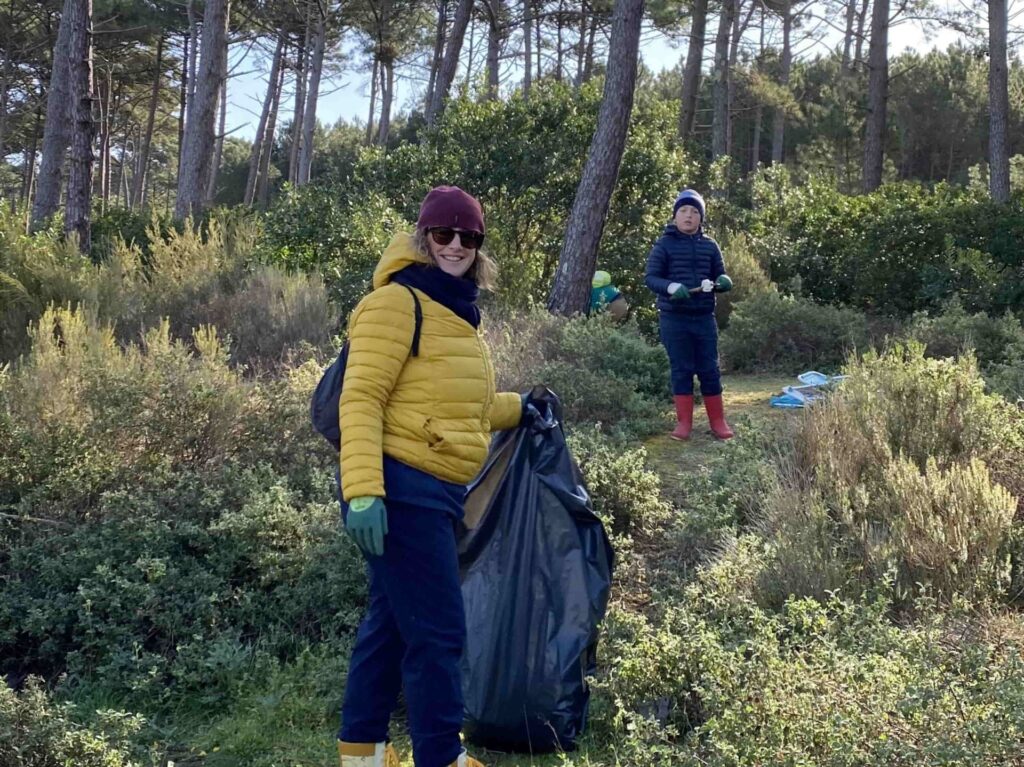 Ramassage des déchets par notre équipe - C Ma Terre