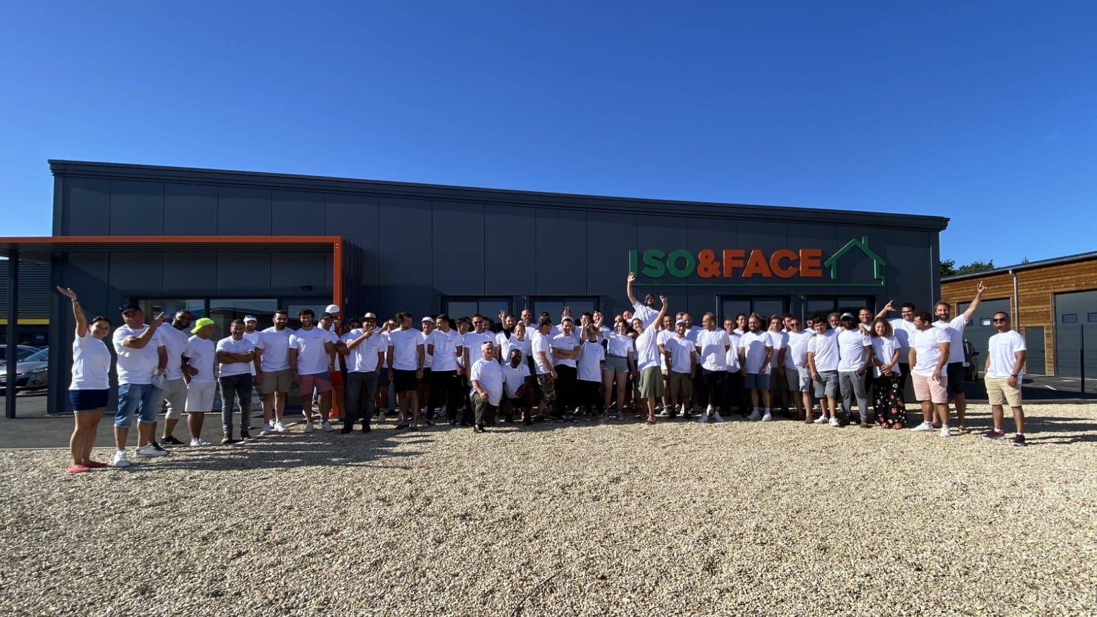 Photo de l'ensemble de l'équipe ISO&FACE avant la journée Canoë 2022