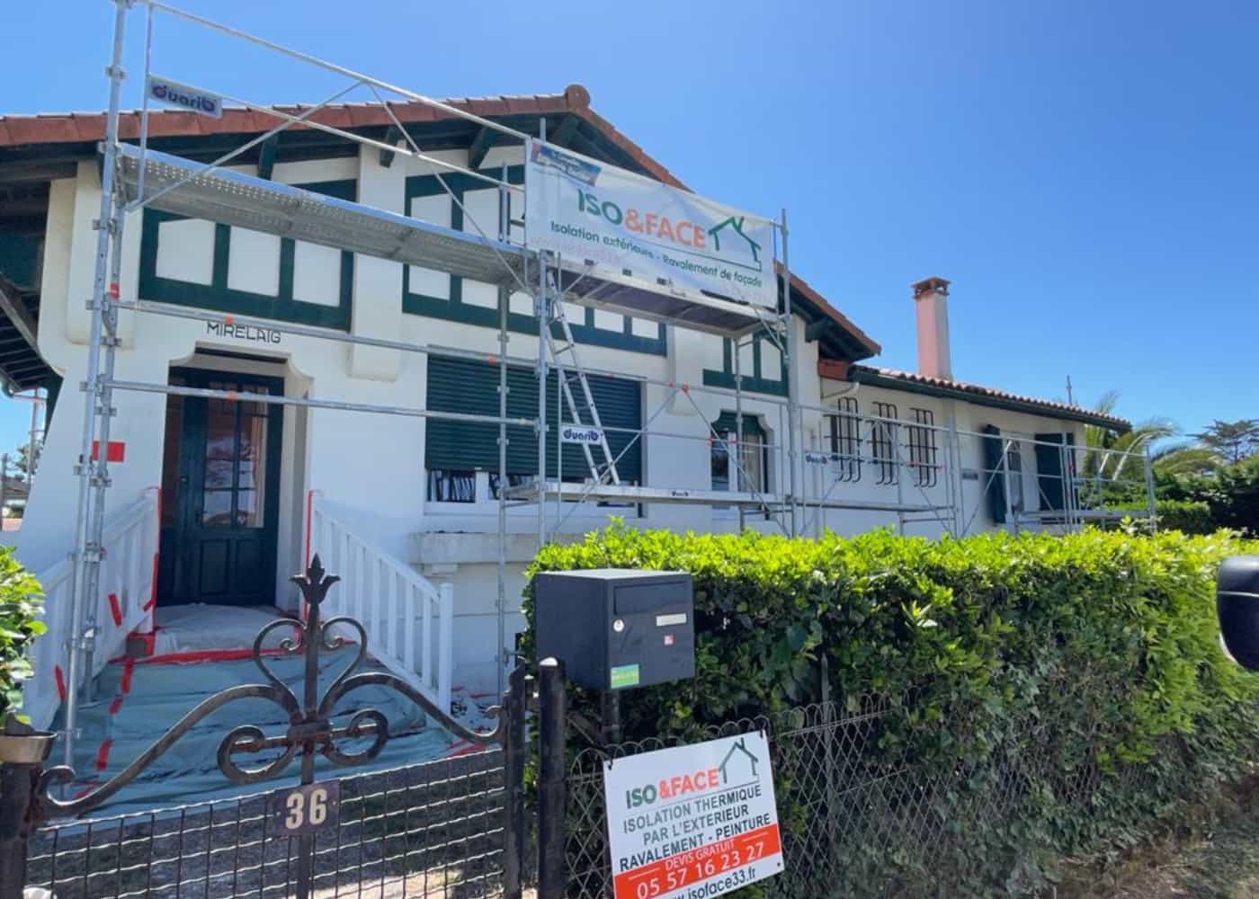 Maison pendant un ravalement de façade à mimizan