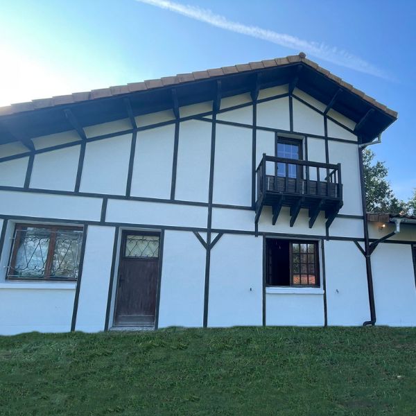 Ravalement de façade à Pontenx-les-Forges sur une grande maison après