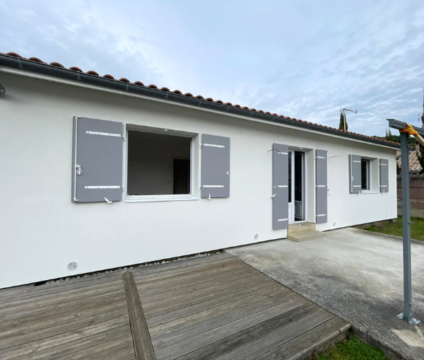Ravalement de façade sur un mur d'une maison à Saintes