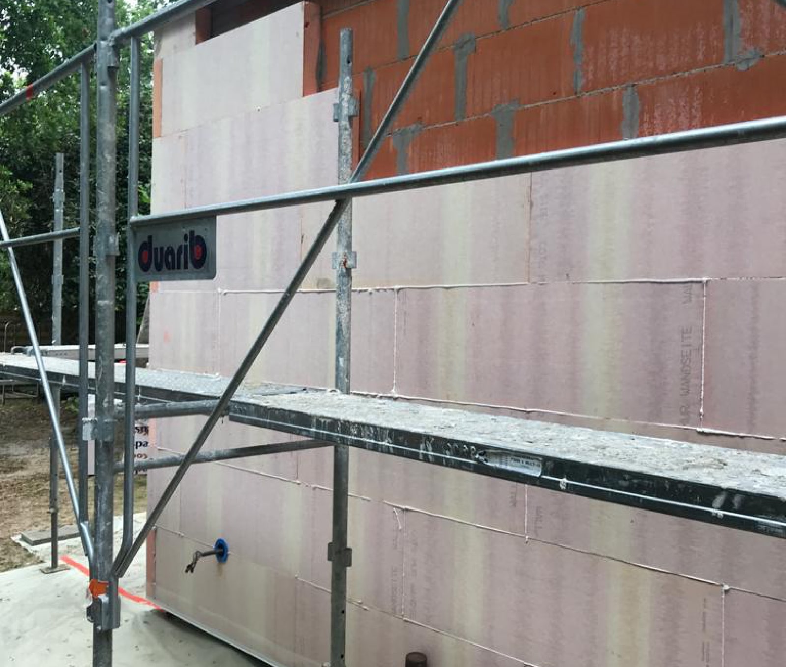 Chantier isolation thermique par l'extérieur en mousse résolique