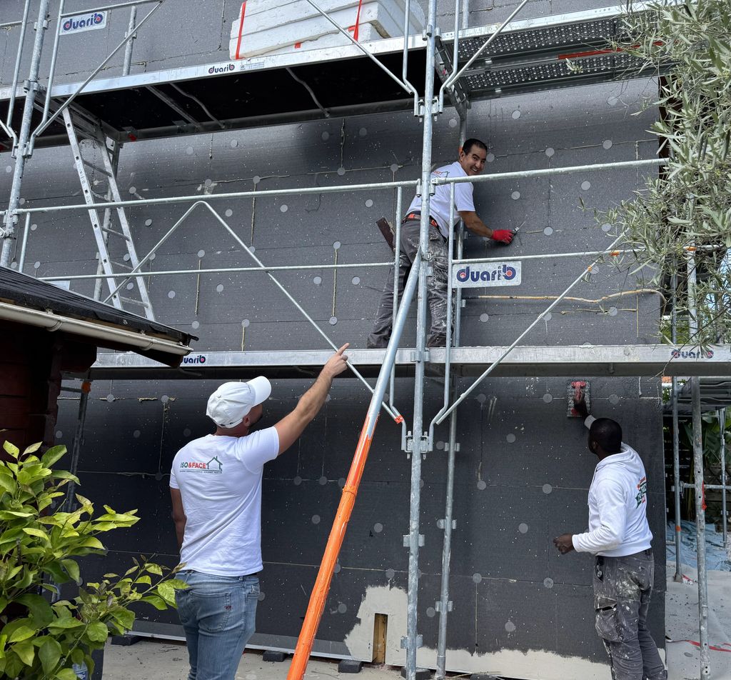 Réalisation en cours d'une ITE pour préparer sa maison pour l'hiver