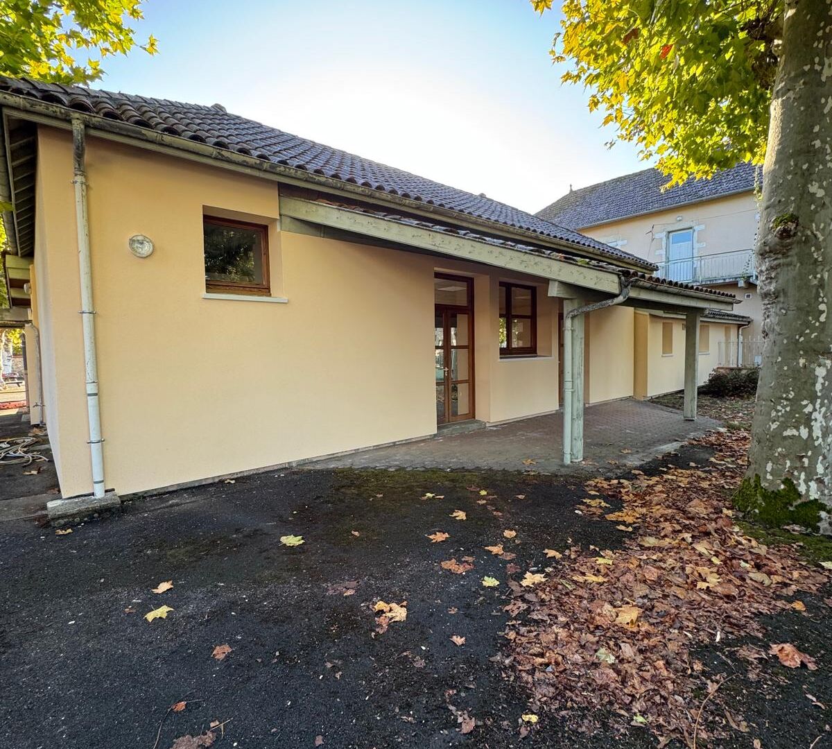 Isolation thermique extérieure pour une cantine scolaire — après chantier