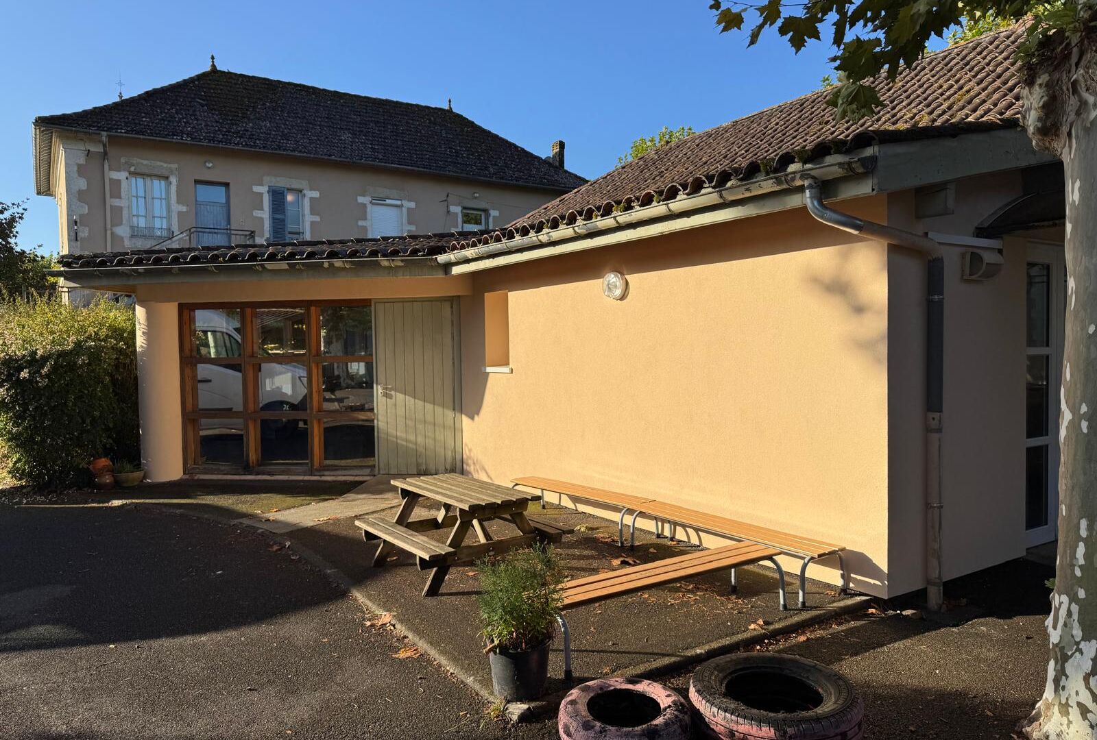 Bâtiment public après travaux ITE