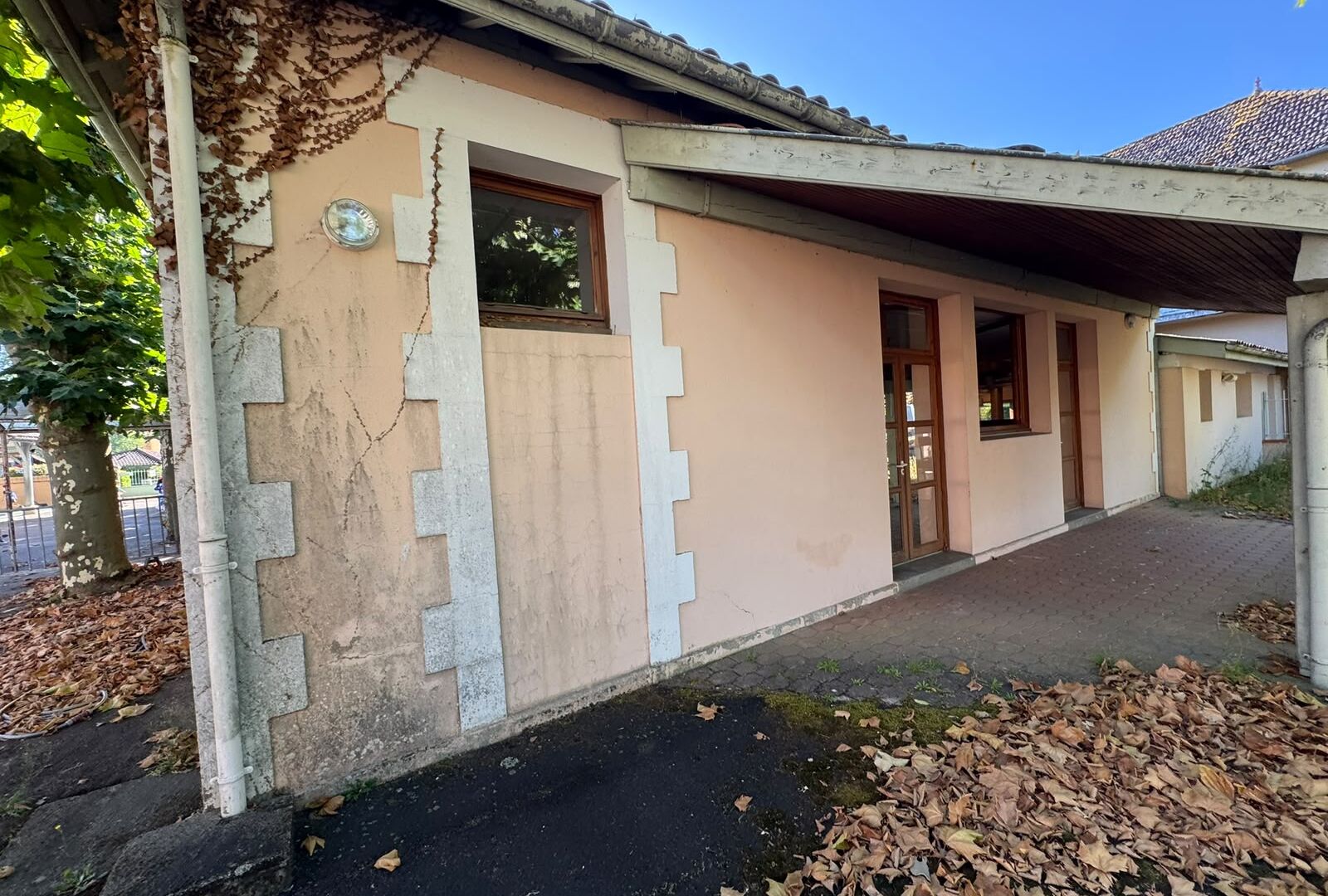 Isolation thermique extérieure pour une cantine scolaire — avant chantier