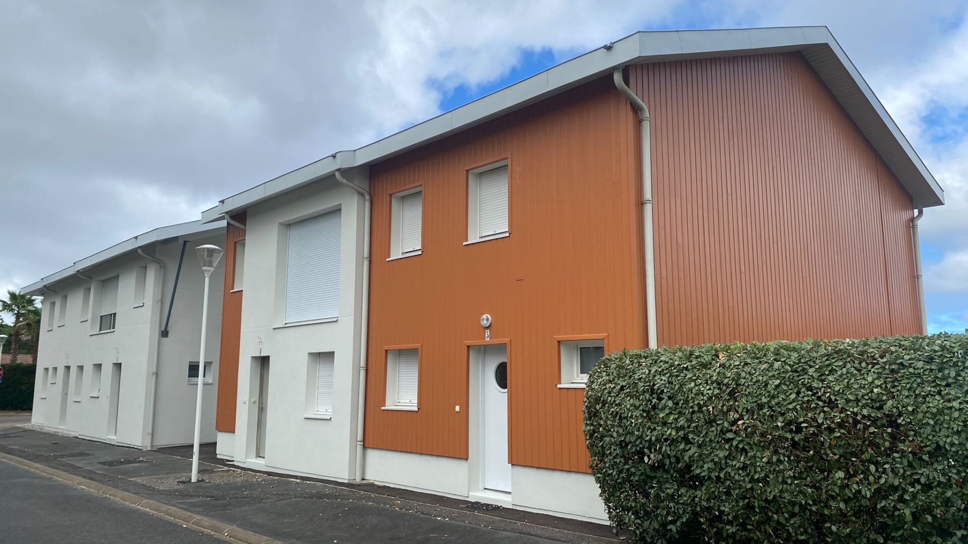 Ravalement de façade pour une copropriété à Biscarrosse — après chantier